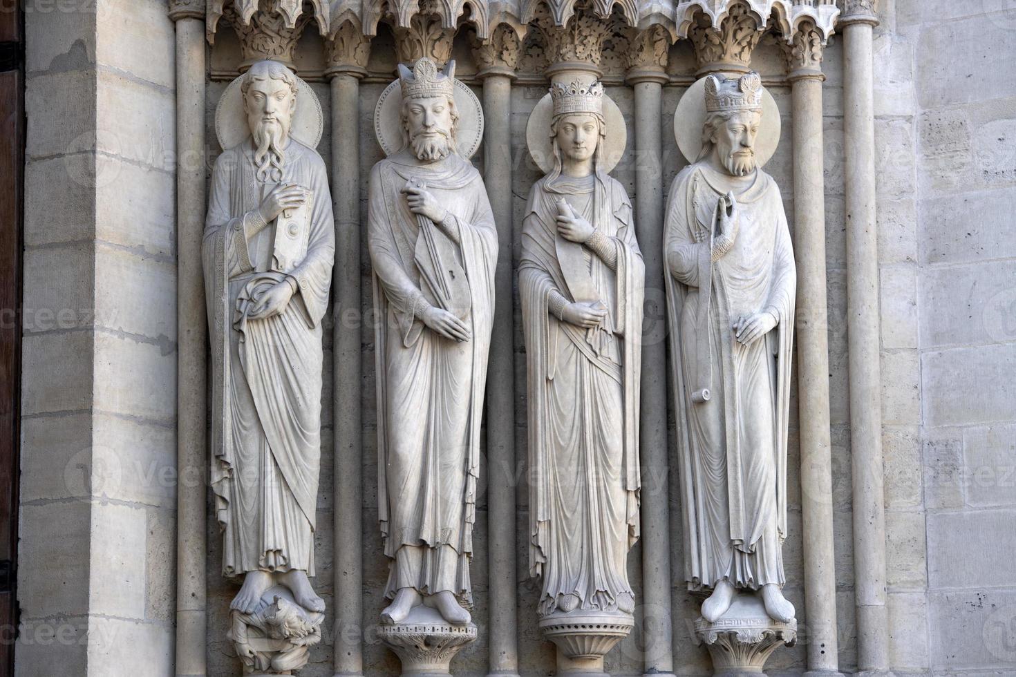 notre dame paris kathedrale statue skulptur und dach vor dem feuer foto