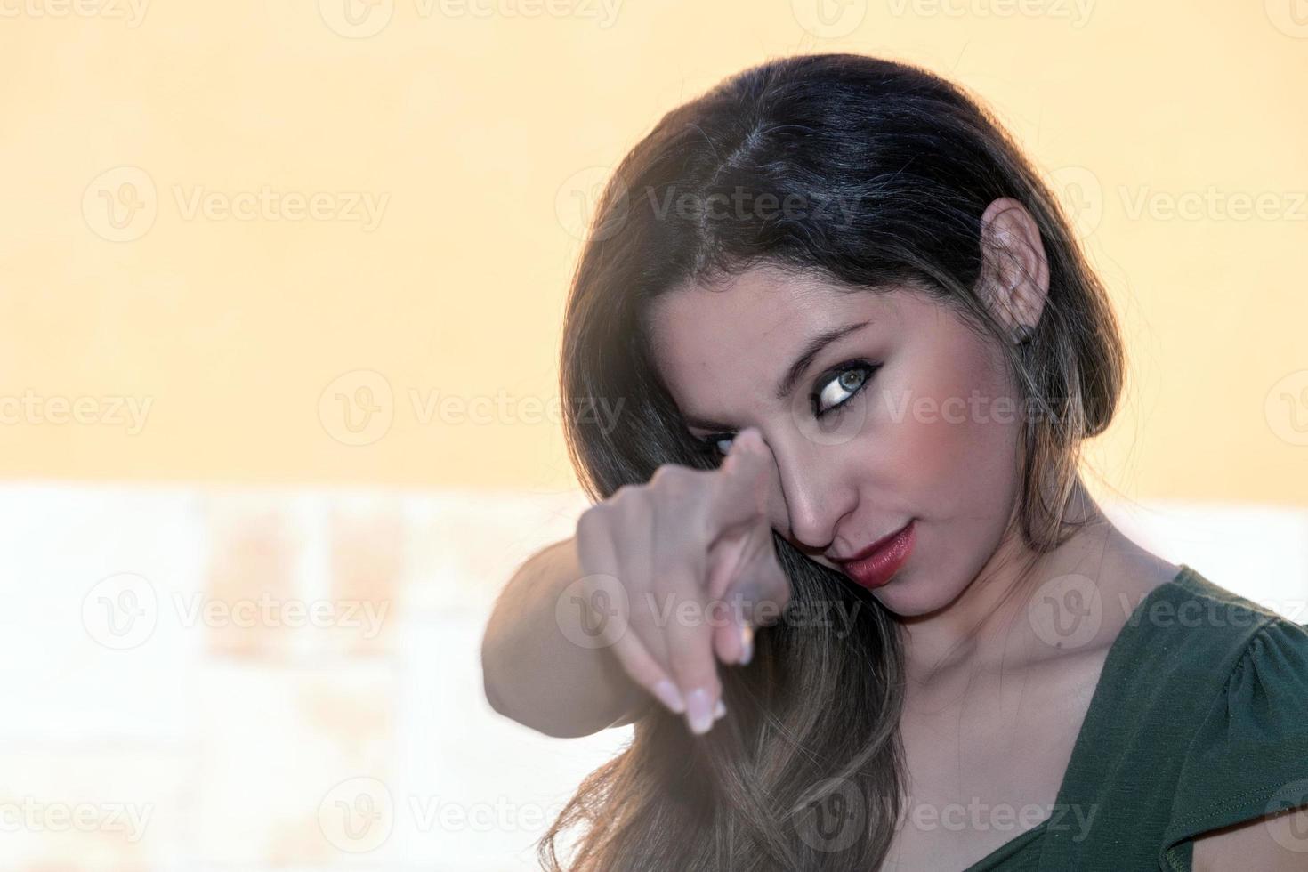 schön Latina Mädchen zeigen Finger beim Sie foto
