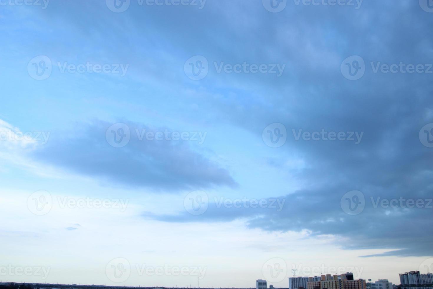 dunkel Blau Wolke mit Weiß Licht Himmel Hintergrund und Stadt Licht Mitternacht Abend Zeit foto