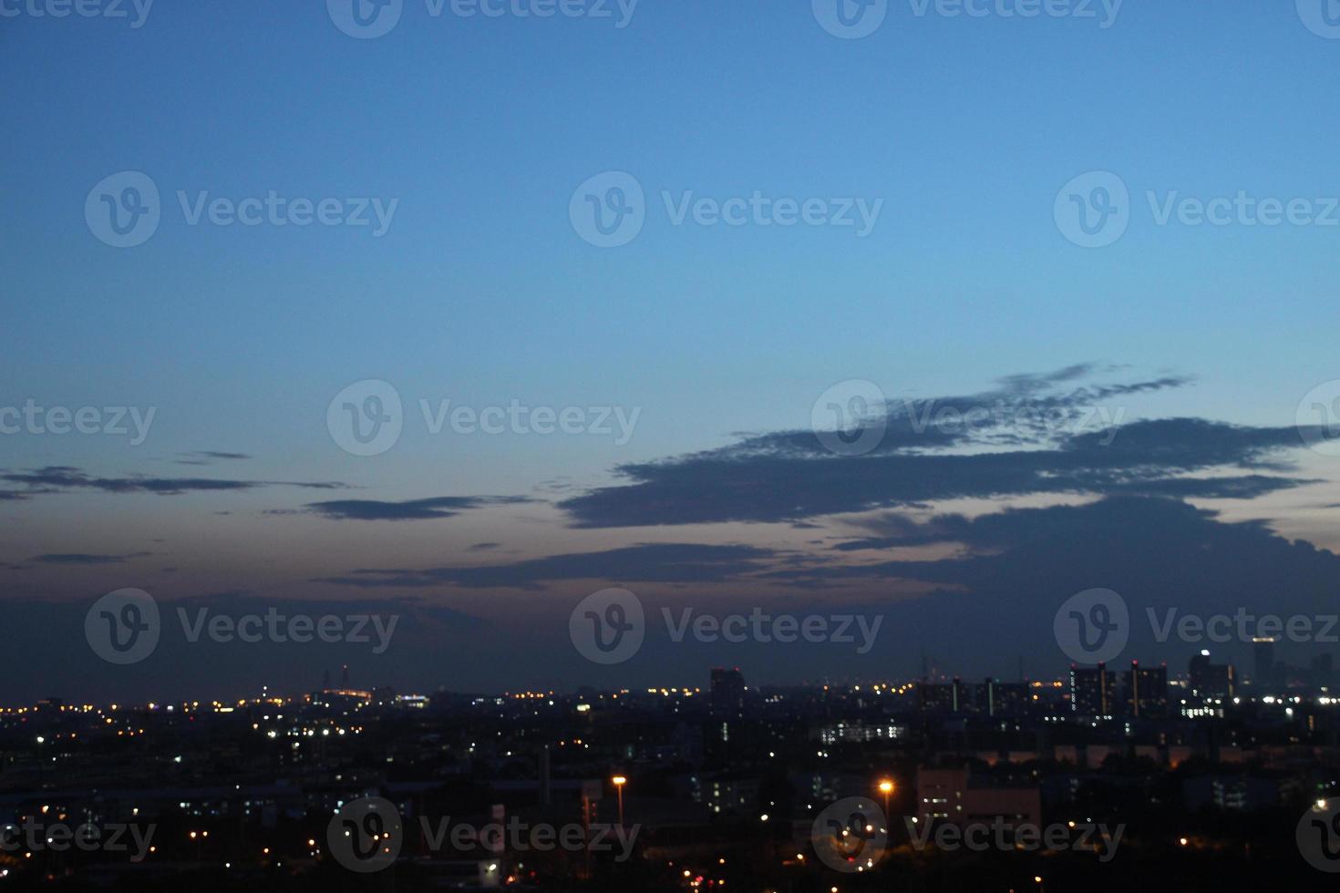 dunkel Blau Wolke mit Weiß Licht Himmel Hintergrund und Stadt Licht Mitternacht Abend Zeit foto