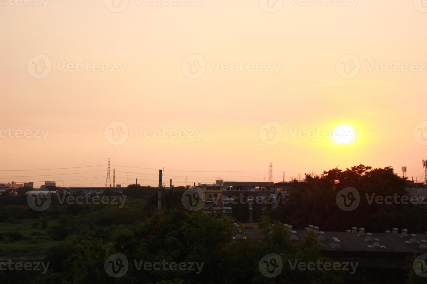 Sonnenuntergang dunkel Blau Wolke mit Weiß golden Licht Himmel Hintergrund und Stadt Licht Mitternacht Abend Zeit foto