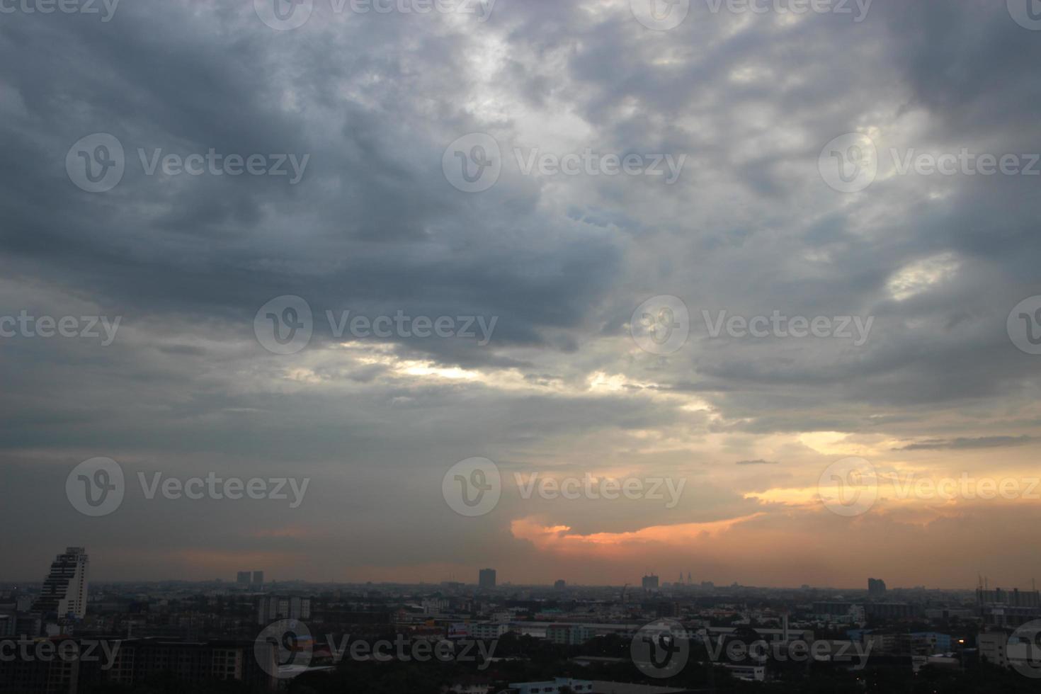 Sonnenuntergang dunkel Blau Wolke mit Weiß golden Licht Himmel Hintergrund und Stadt Licht Mitternacht Abend Zeit foto