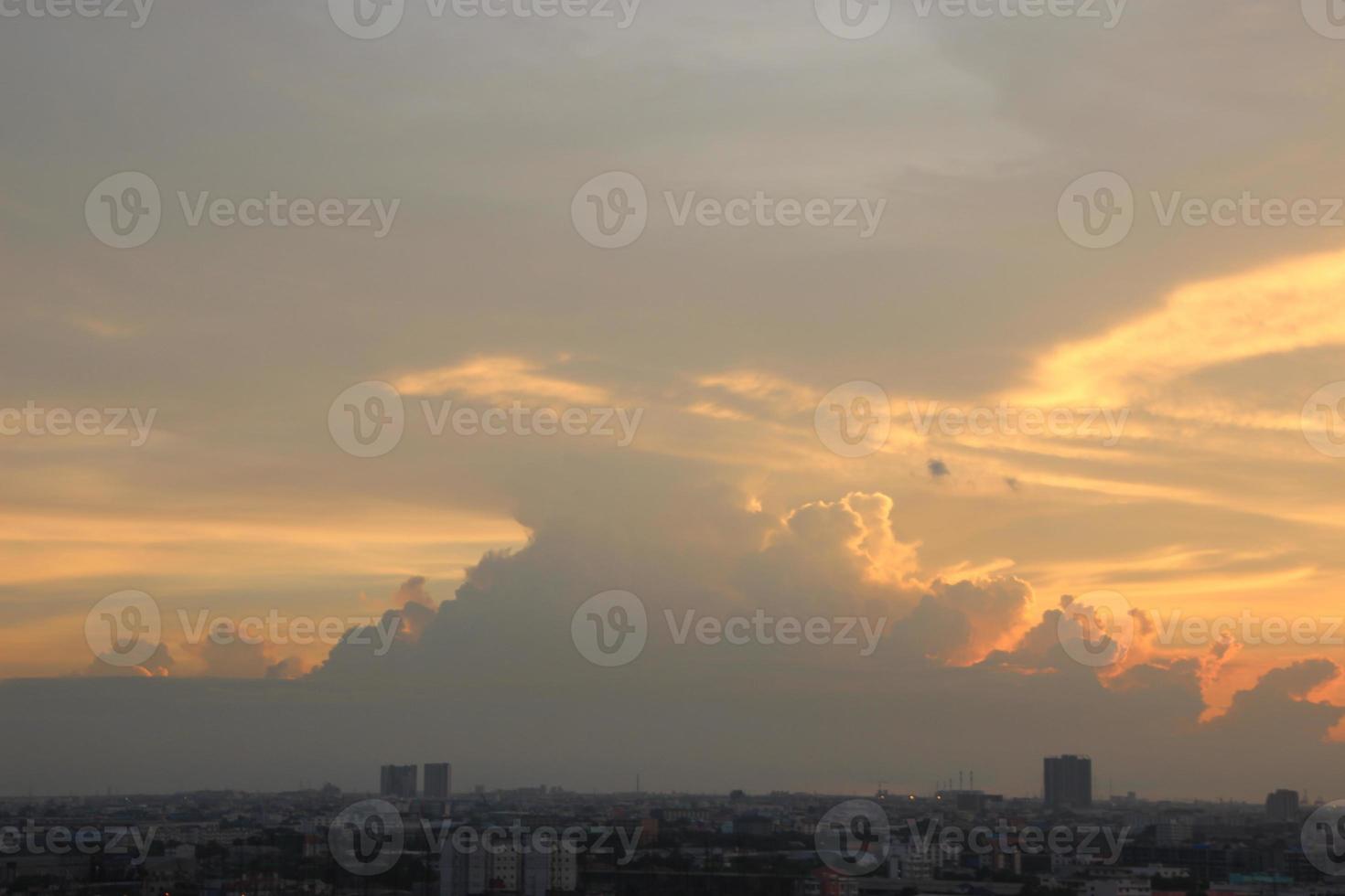 Sonnenuntergang dunkel Blau Wolke mit Weiß golden Licht Himmel Hintergrund und Stadt Licht Mitternacht Abend Zeit foto