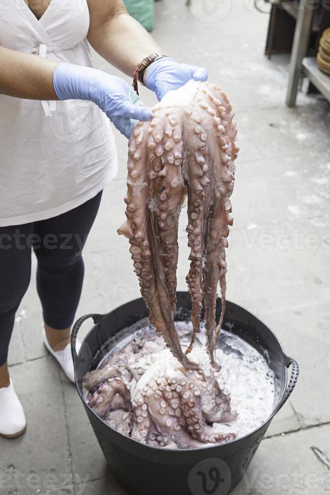 gekocht Tintenfisch im ein Markt foto