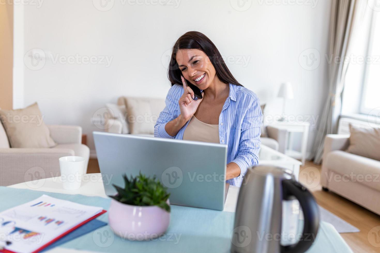 lächelnd weiblich Multitasking Arbeiten auf Computer im Büro reden Über Telefon, glücklich Frau Arbeiter mit Laptop, Lachen Sprechen mit Freund auf Zelle oder kommunizieren mit Klient online, Arbeit von Zuhause foto