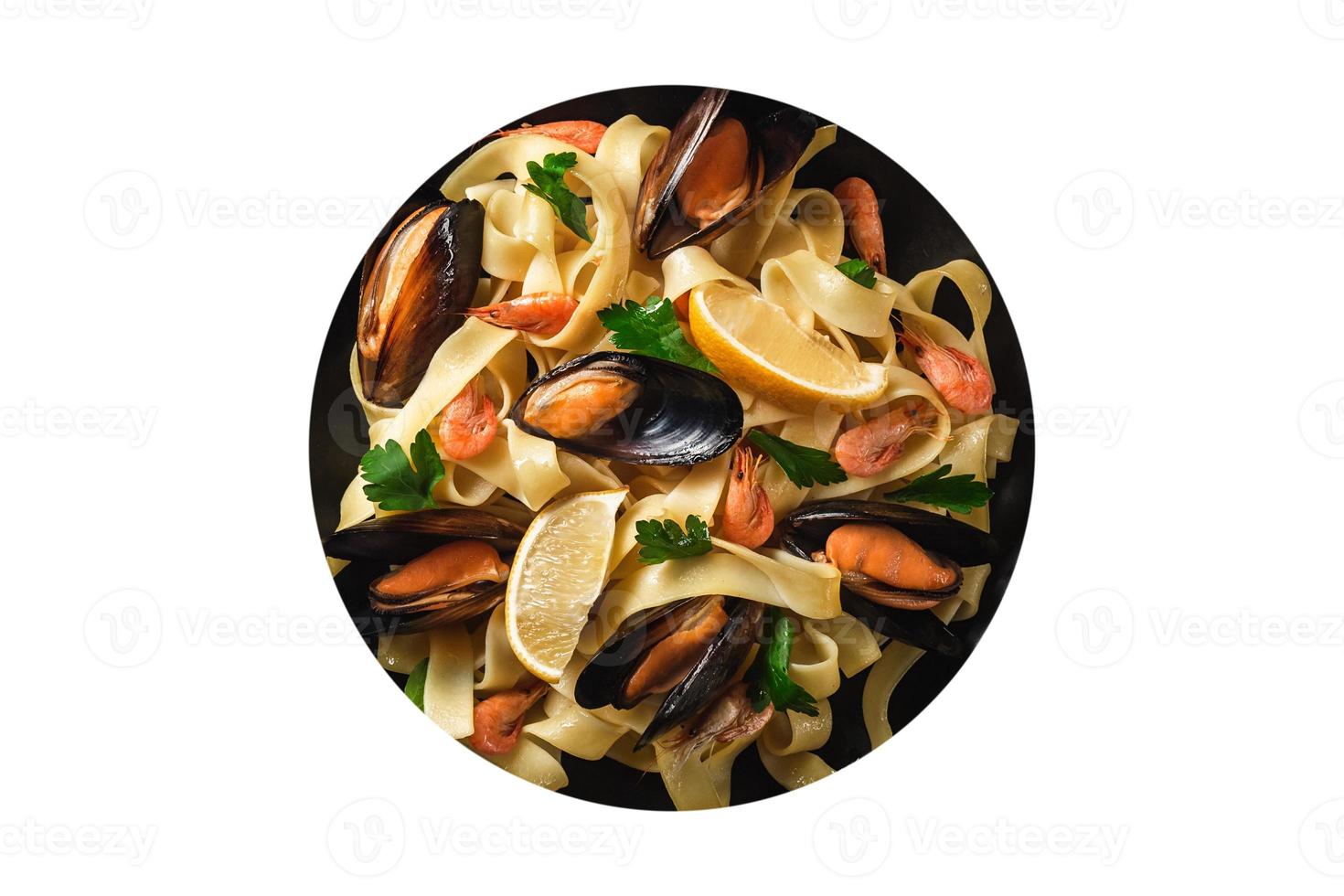 3026 Fettuccini Pasta mit Meeresfrüchte isoliert auf ein transparent Hintergrund foto