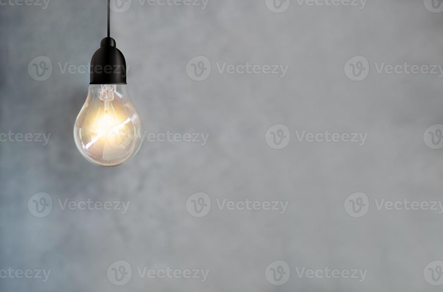 Idee Energie und Glühbirne auf Betonwand Hintergrund foto