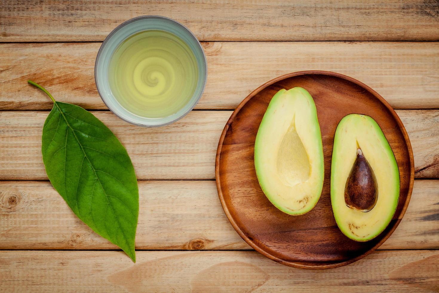 frische Avocado auf hölzernem Hintergrund foto