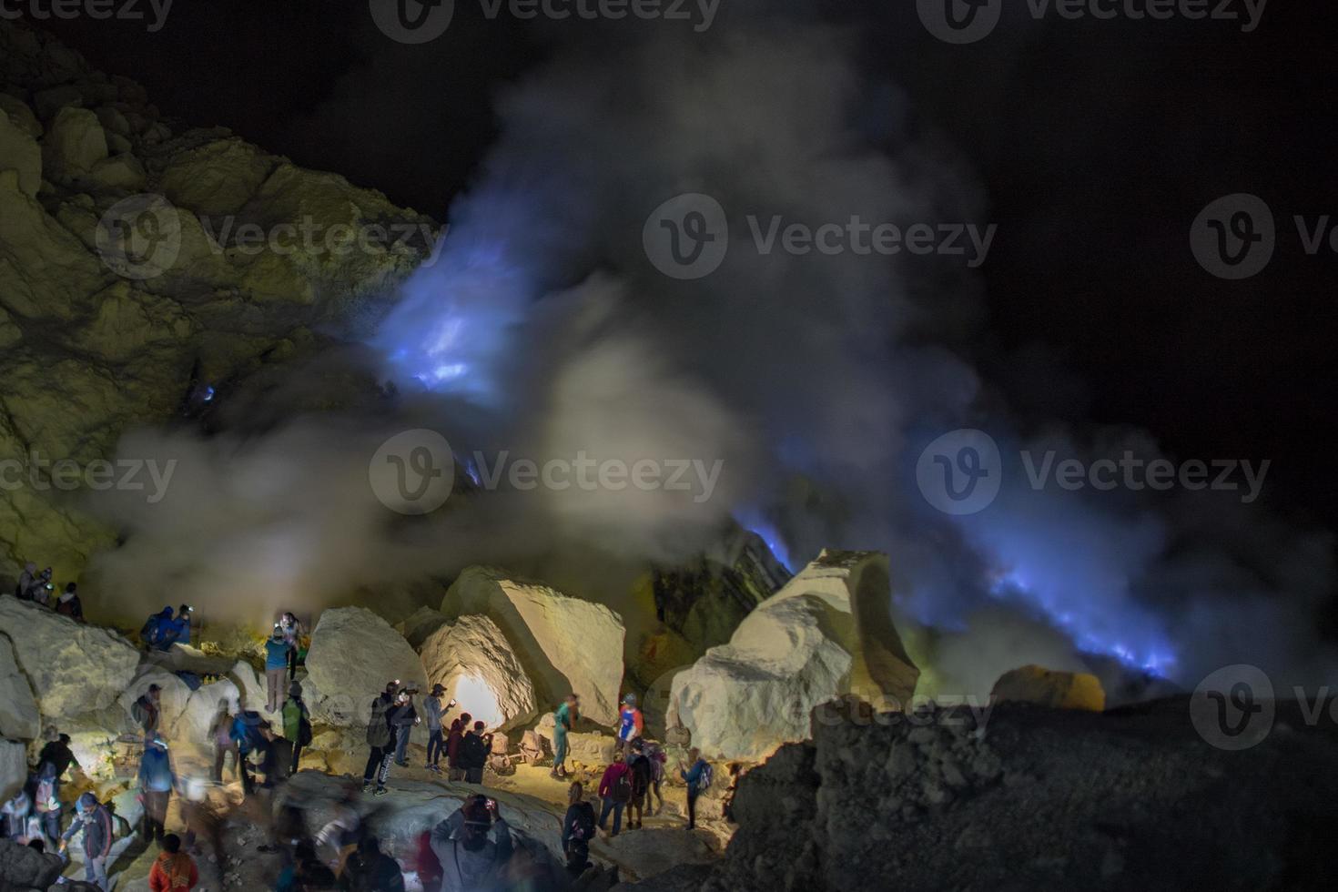 ijen Vulkan Blau Flammen beim Nacht Aussicht foto