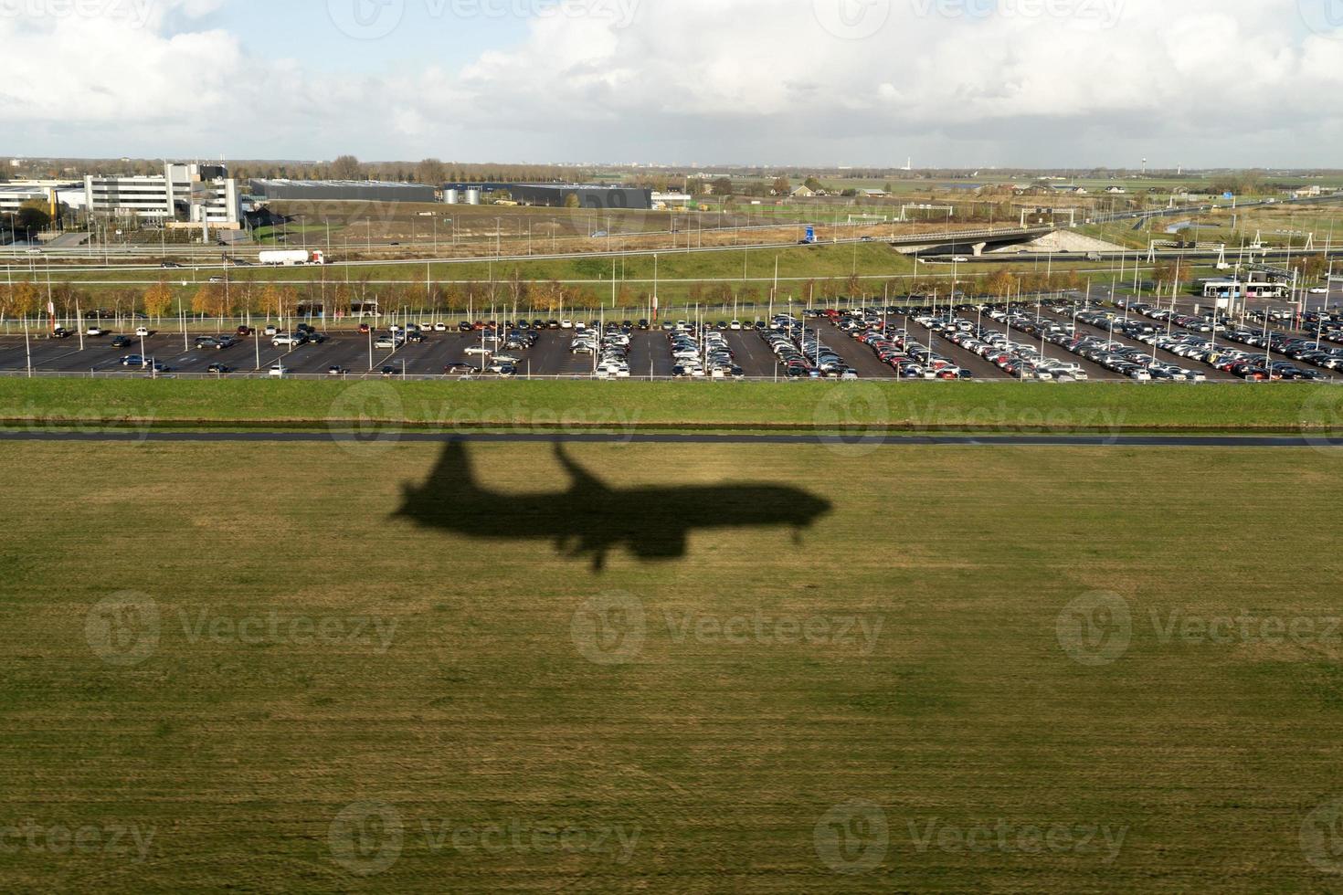 Flugzeugsilhouette bei der Landung foto