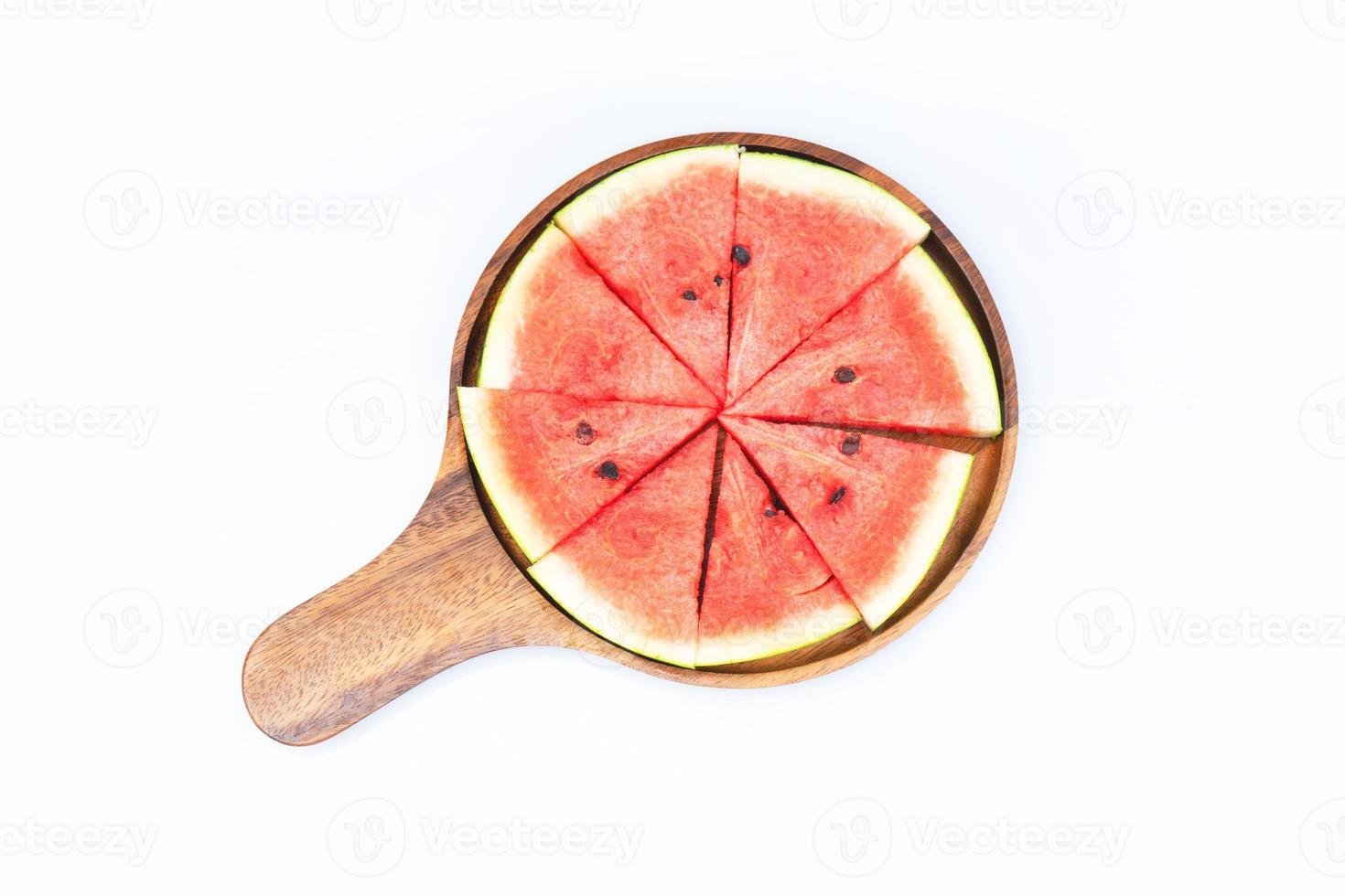 Wassermelone in Scheiben geschnitten auf Holztablett foto