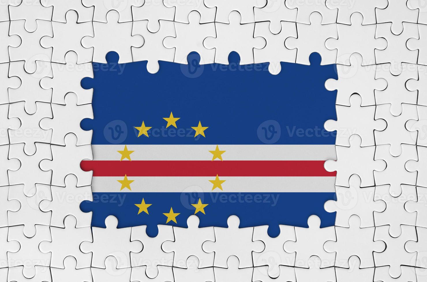 cabo verde Flagge im Rahmen von Weiß Puzzle Stücke mit fehlt zentral Teil foto