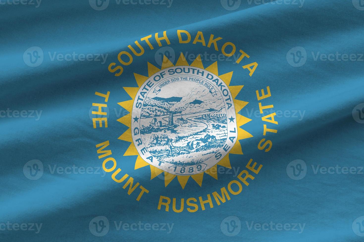 south dakota us-staatsflagge mit großen falten, die in der nähe unter dem studiolicht im innenbereich wehen. die offiziellen symbole und farben im banner foto