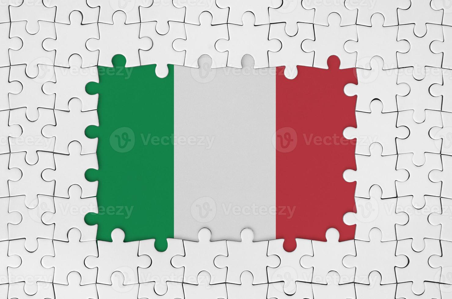 Italien Flagge im Rahmen von Weiß Puzzle Stücke mit fehlt zentral Teil foto