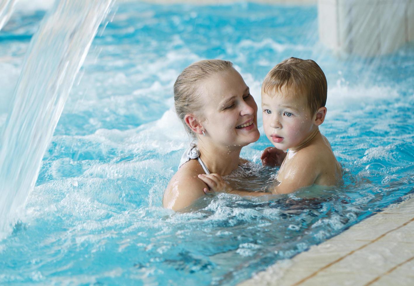 Mutter und ihr Sohn in einem Schwimmbad foto