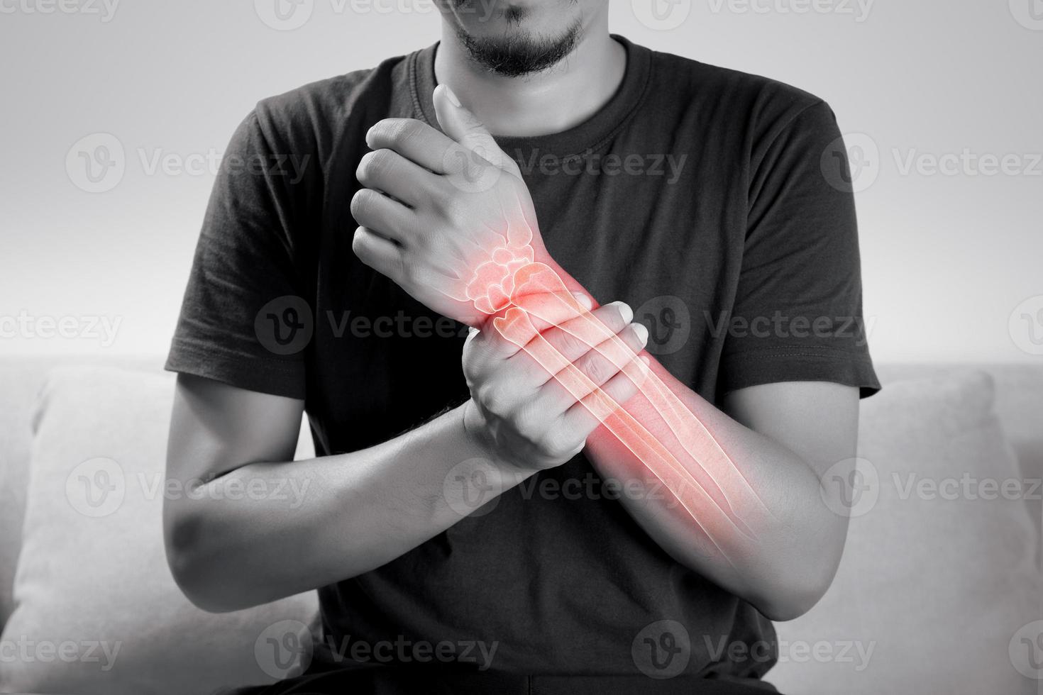 Mann mit Osteoporose Symptome im das Arm. foto