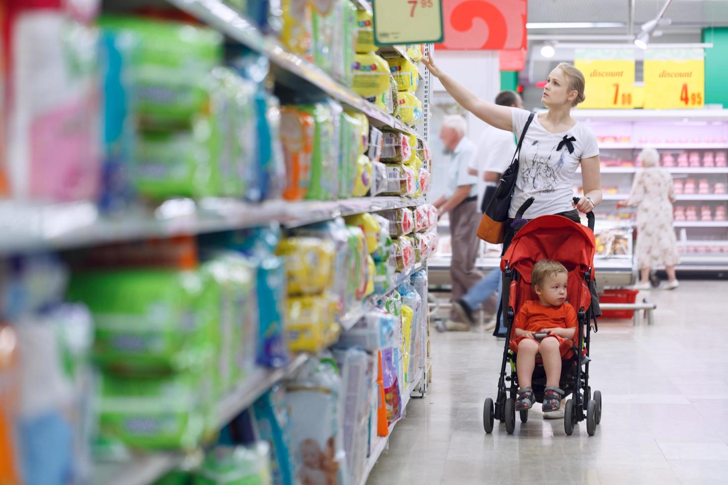 Mutter mit ihrem Jungen im Supermarkt foto