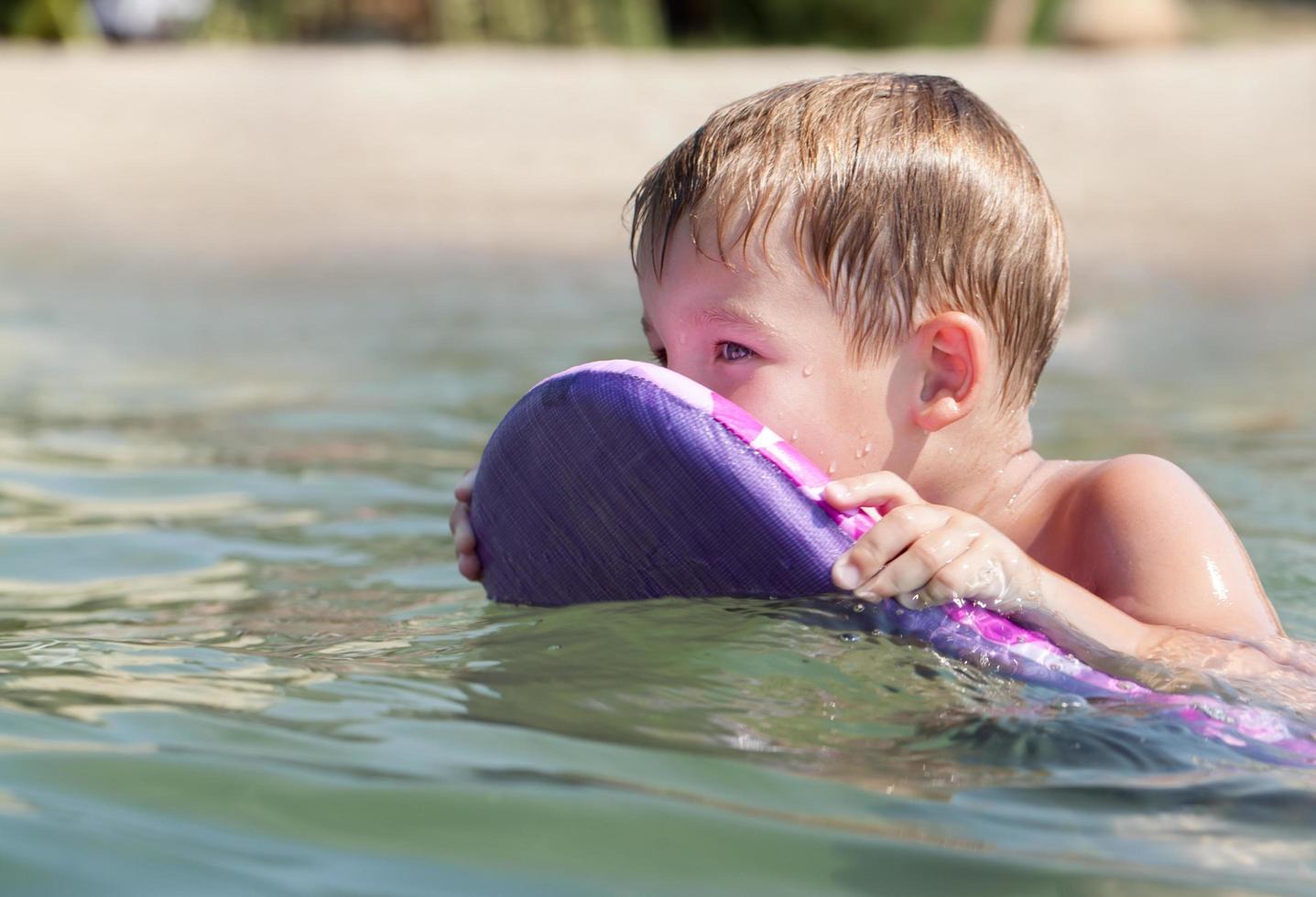 Junge, der Spaß im Wasser hat foto