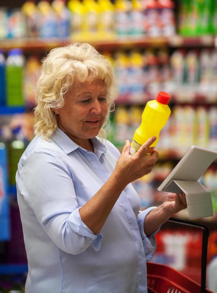 reife Frau einkaufen foto