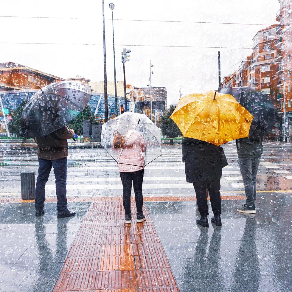 bilbao, Vizcaya, Spanien, 2022 - - Menschen mit ein Regenschirm im regnerisch Jahreszeit im Winter im bilbao Stadt foto