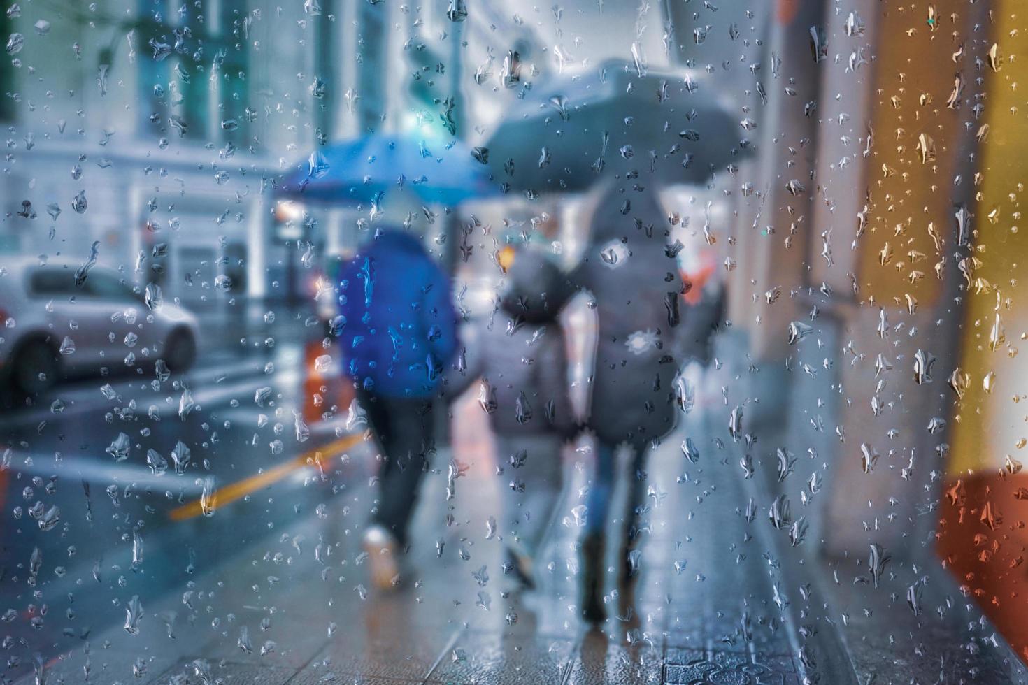 bilbao, Vizcaya, Spanien, 2022 - - Menschen mit ein Regenschirm im regnerisch Jahreszeit im Winter im bilbao Stadt foto