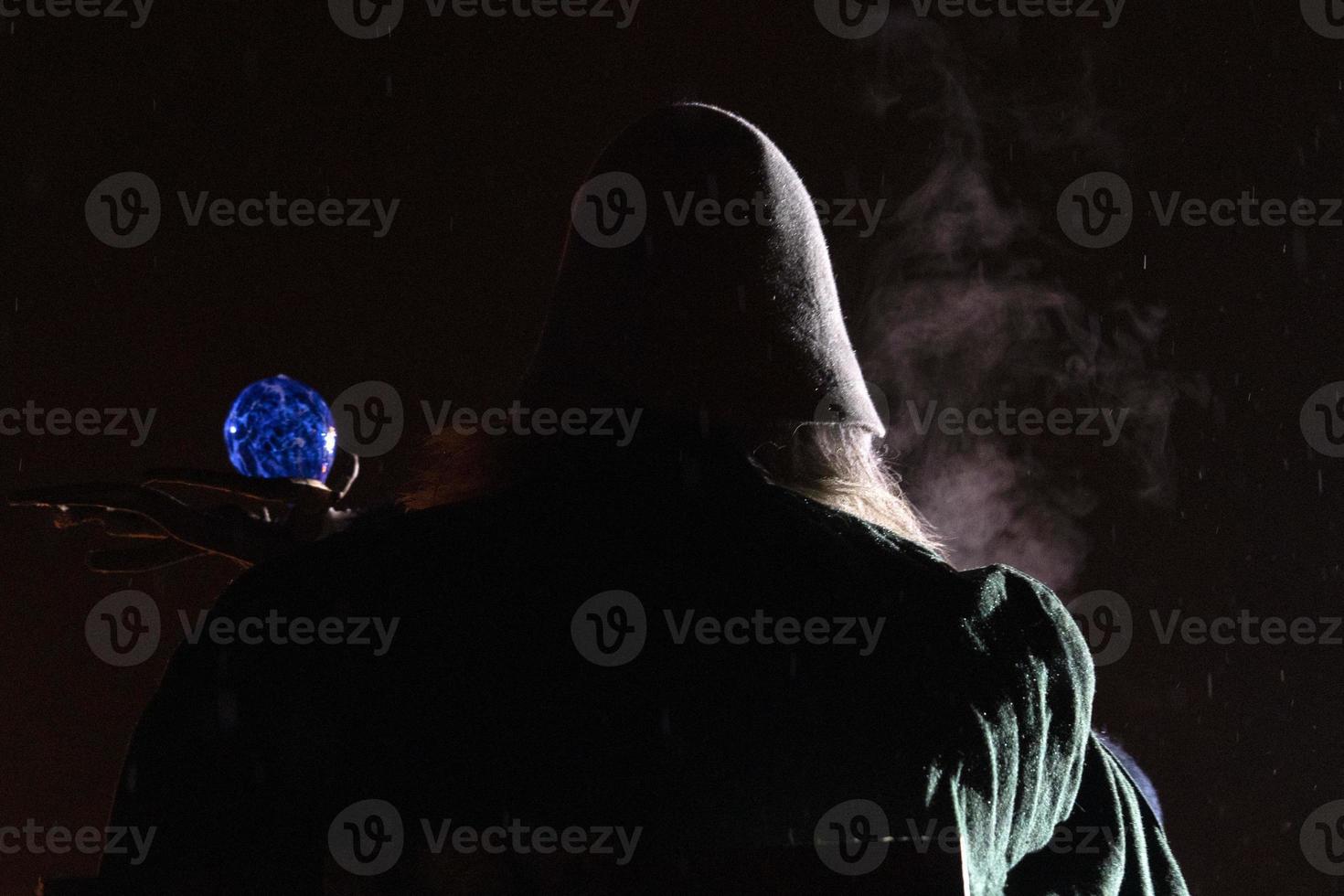 neuschönau, deutschland - 5. januar 2019 - lousnacht nachtfeier mit waldgeist waldgeister im bayerischen dorf foto