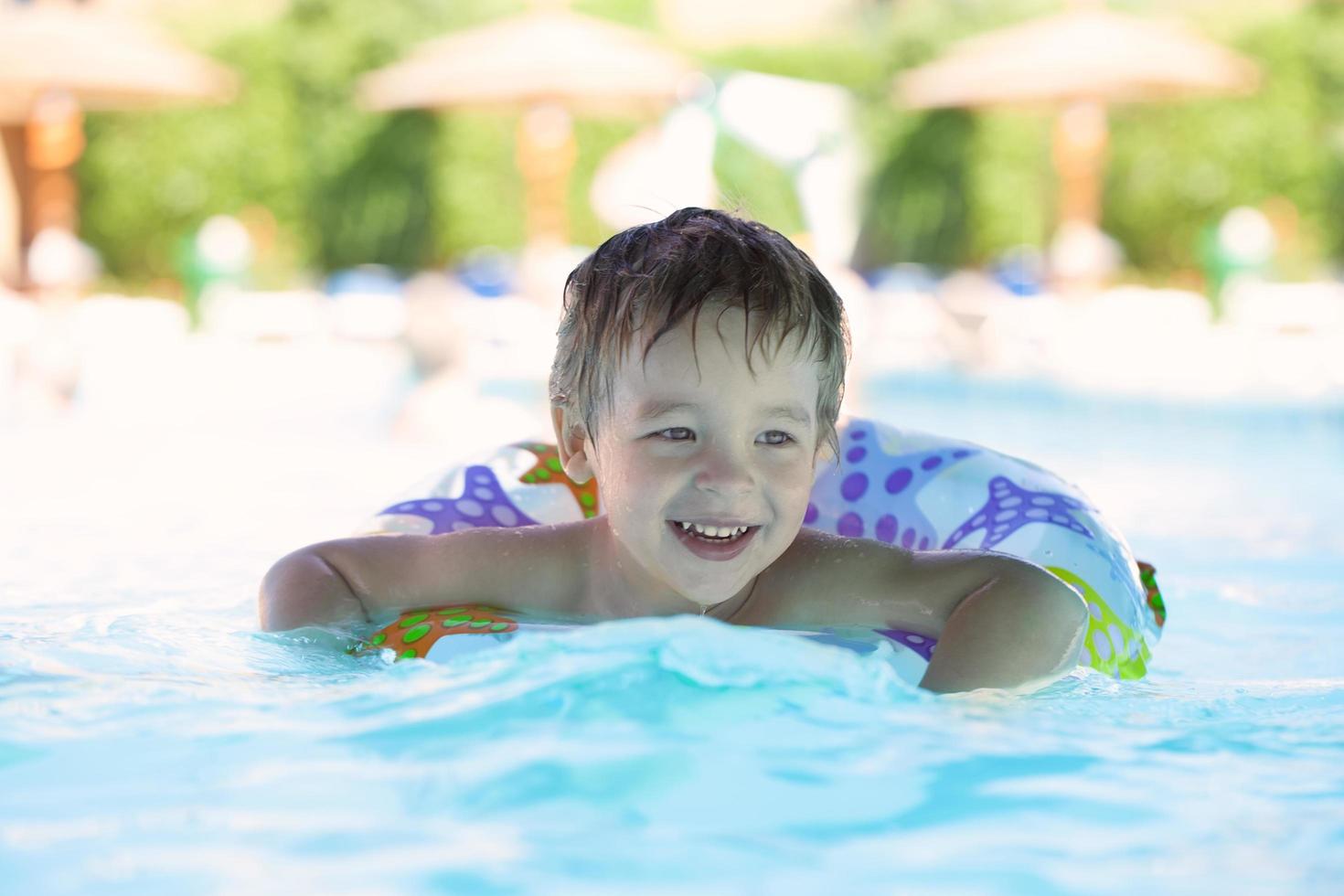 Junge in einem Pool foto