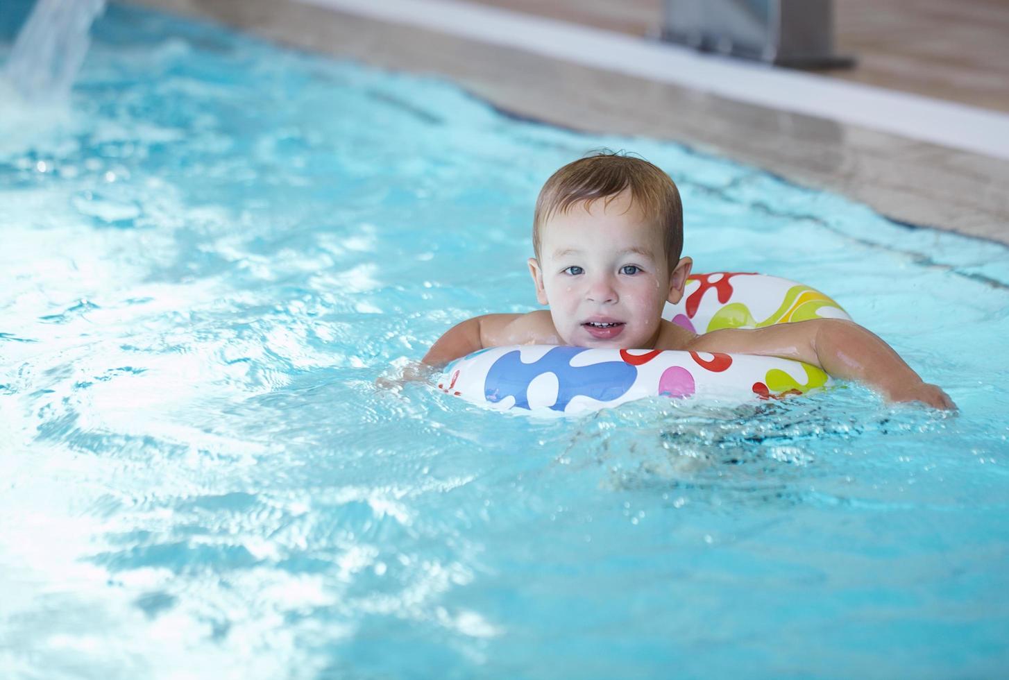 Junge schwimmt in einem Pool foto