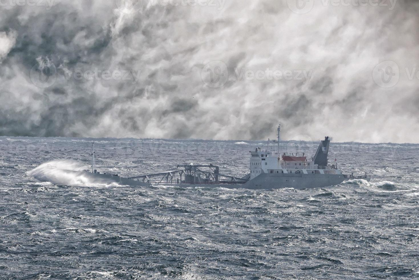 Schiff im Sturm foto