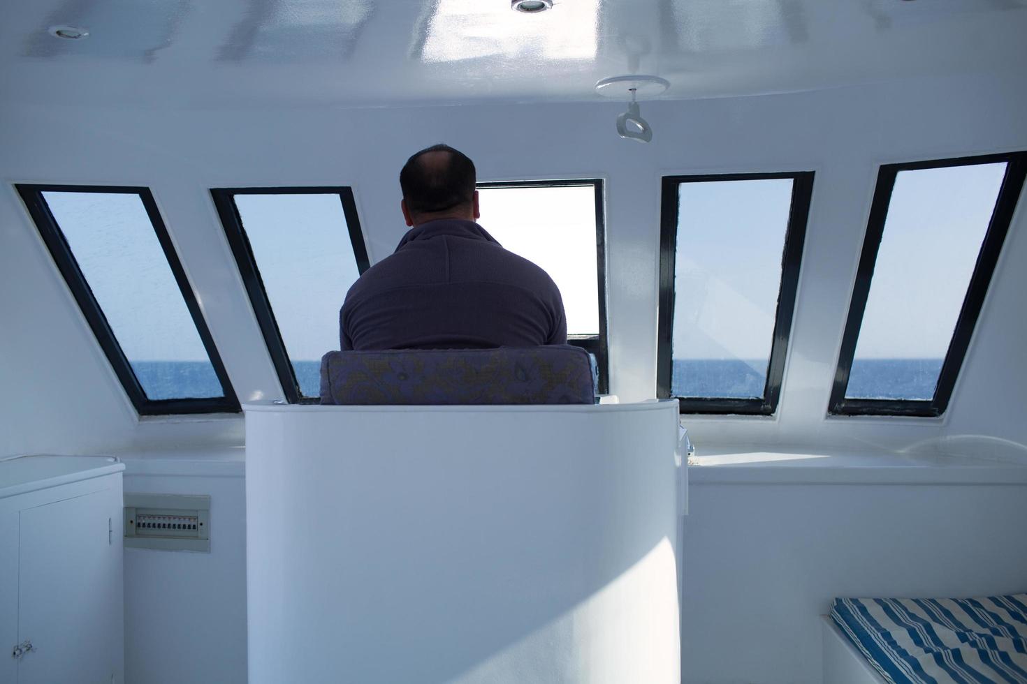 Mann, der ein Boot navigiert foto