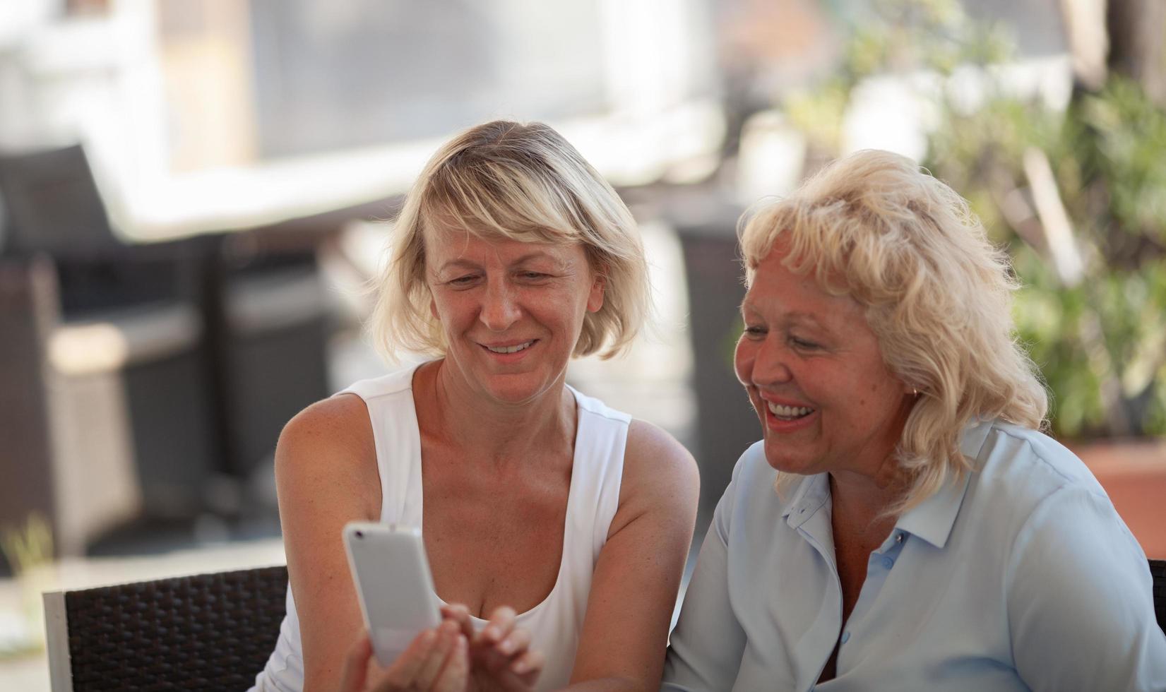 zwei reife Frauen, die ein Foto machen