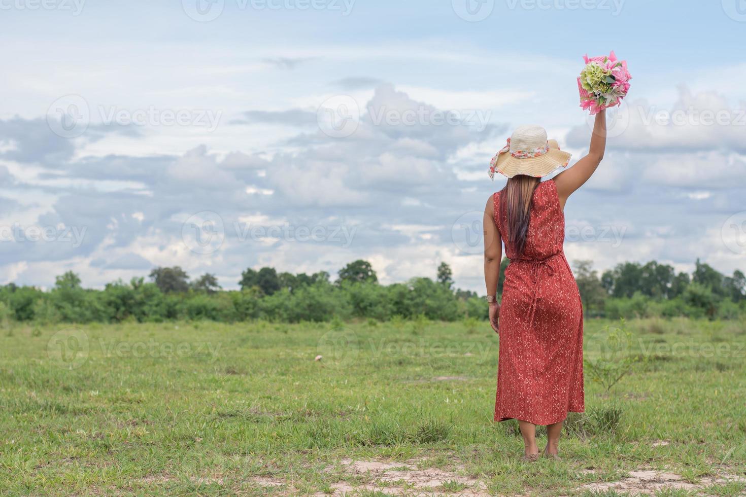 junge Frau, die sich in einem grünen Feld entspannt foto