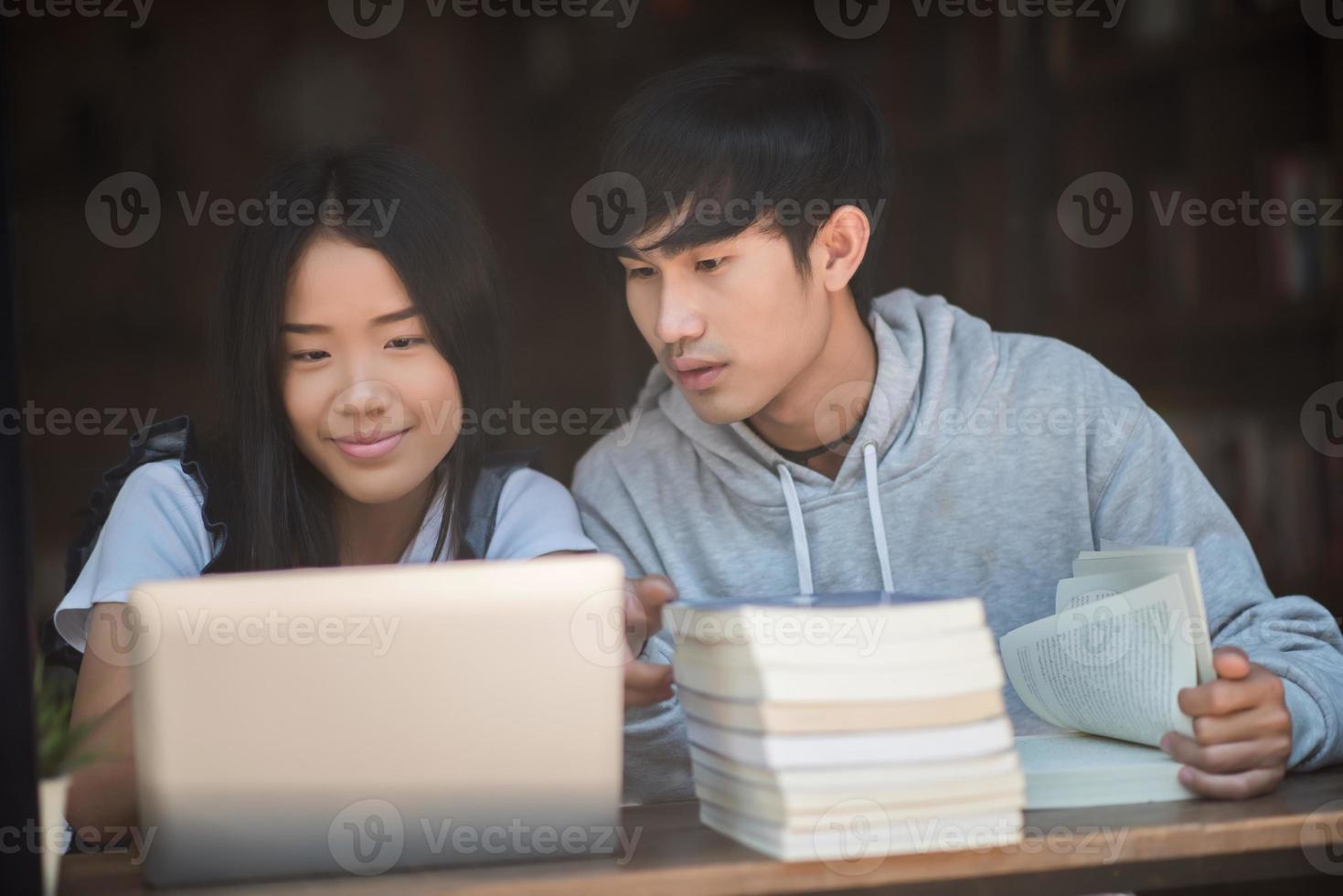 glückliche Studentenfreunde, die im Café sprechen foto