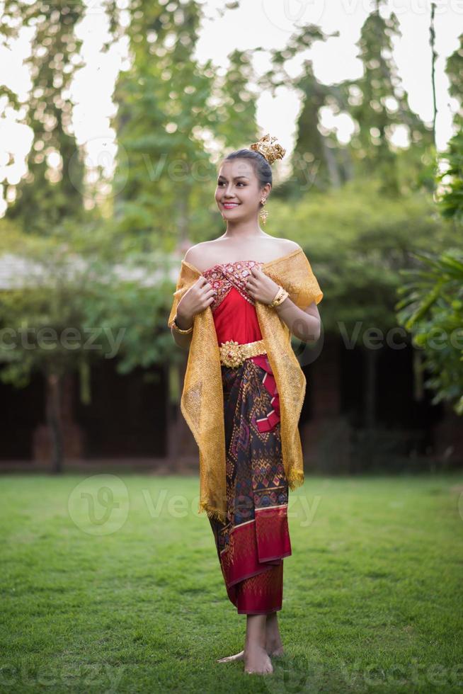 schöne Frau in einem typischen thailändischen Kleid foto