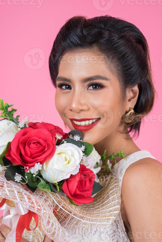 Porträt einer schönen Frau mit Blumenstrauß foto