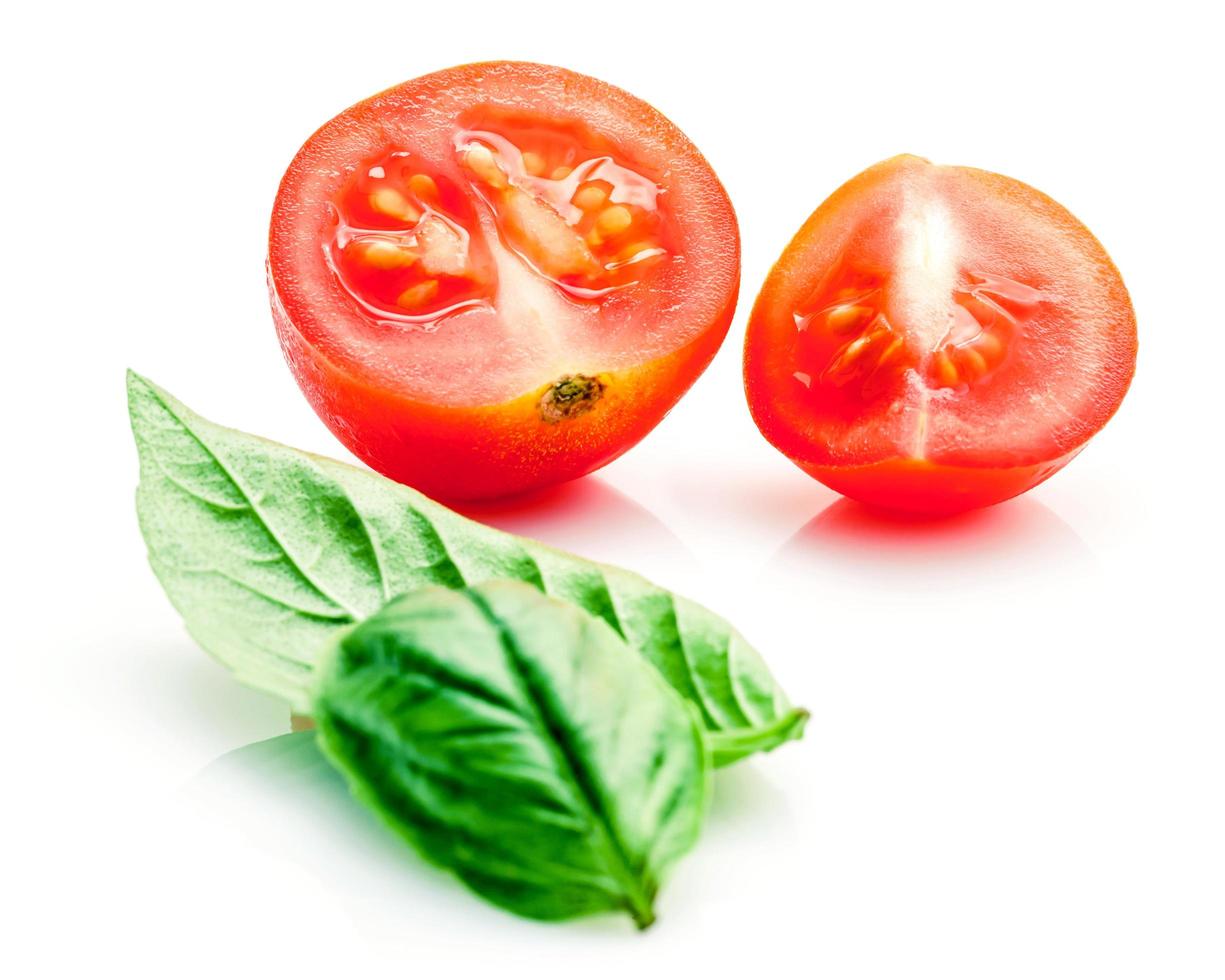 Tomaten und süßes Basilikum foto