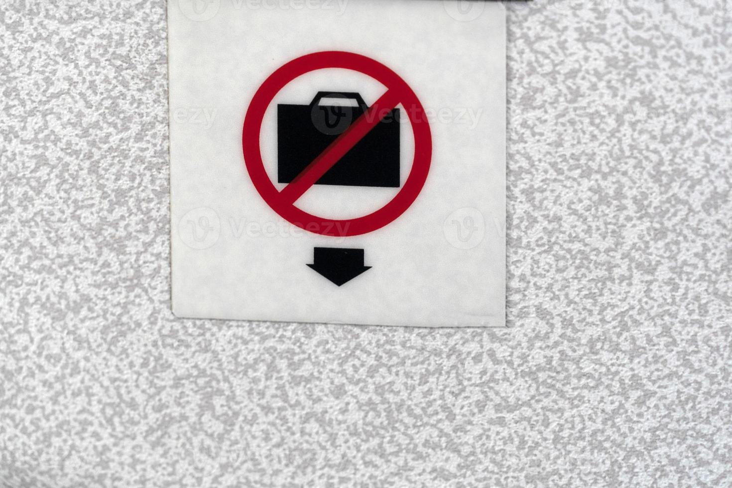 Nein Tasche unter Sitz Zeichen auf Flugzeug foto