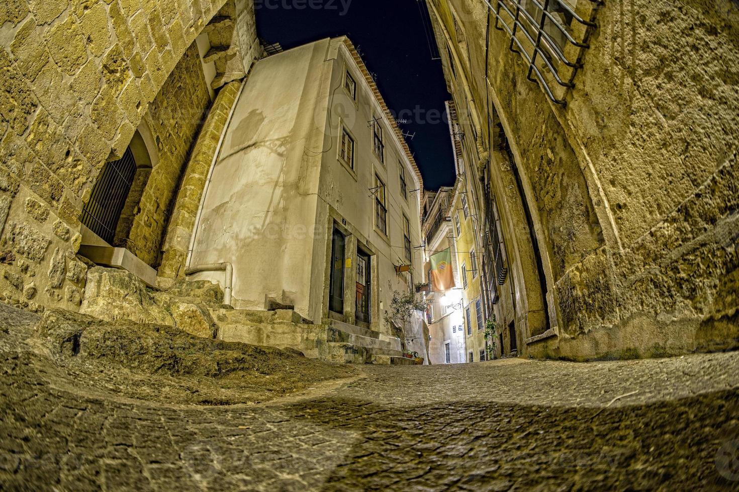 lissabon stadtmauer bei nacht stadtbild foto