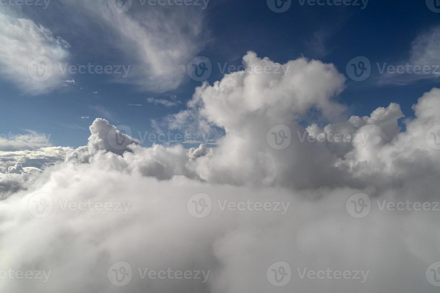 bewölkter himmel vom flugzeugfenster während des fliegens foto