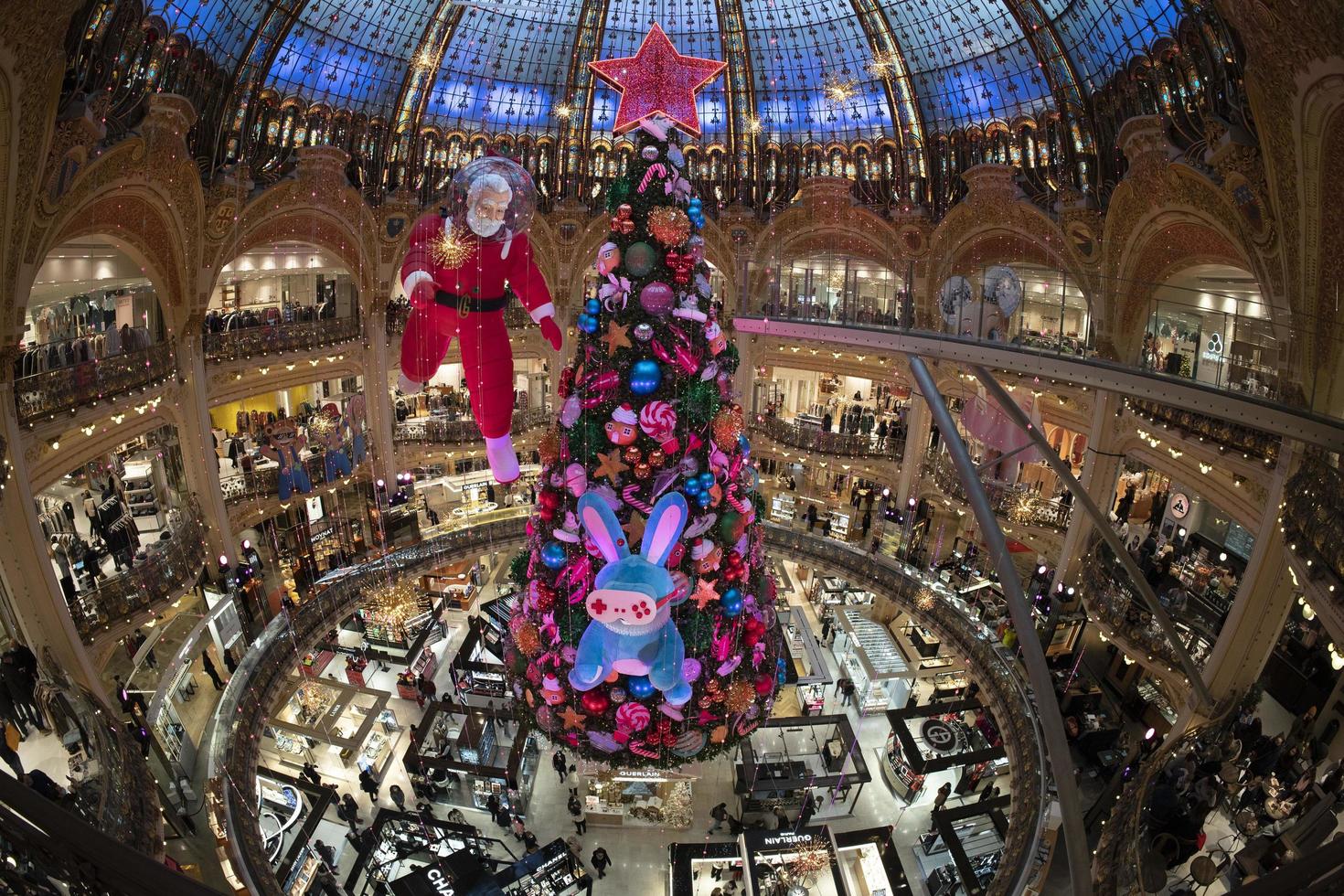 paris, frankreich - 20. november 2021 - weihnachtsbaum in den galeries la fayette foto