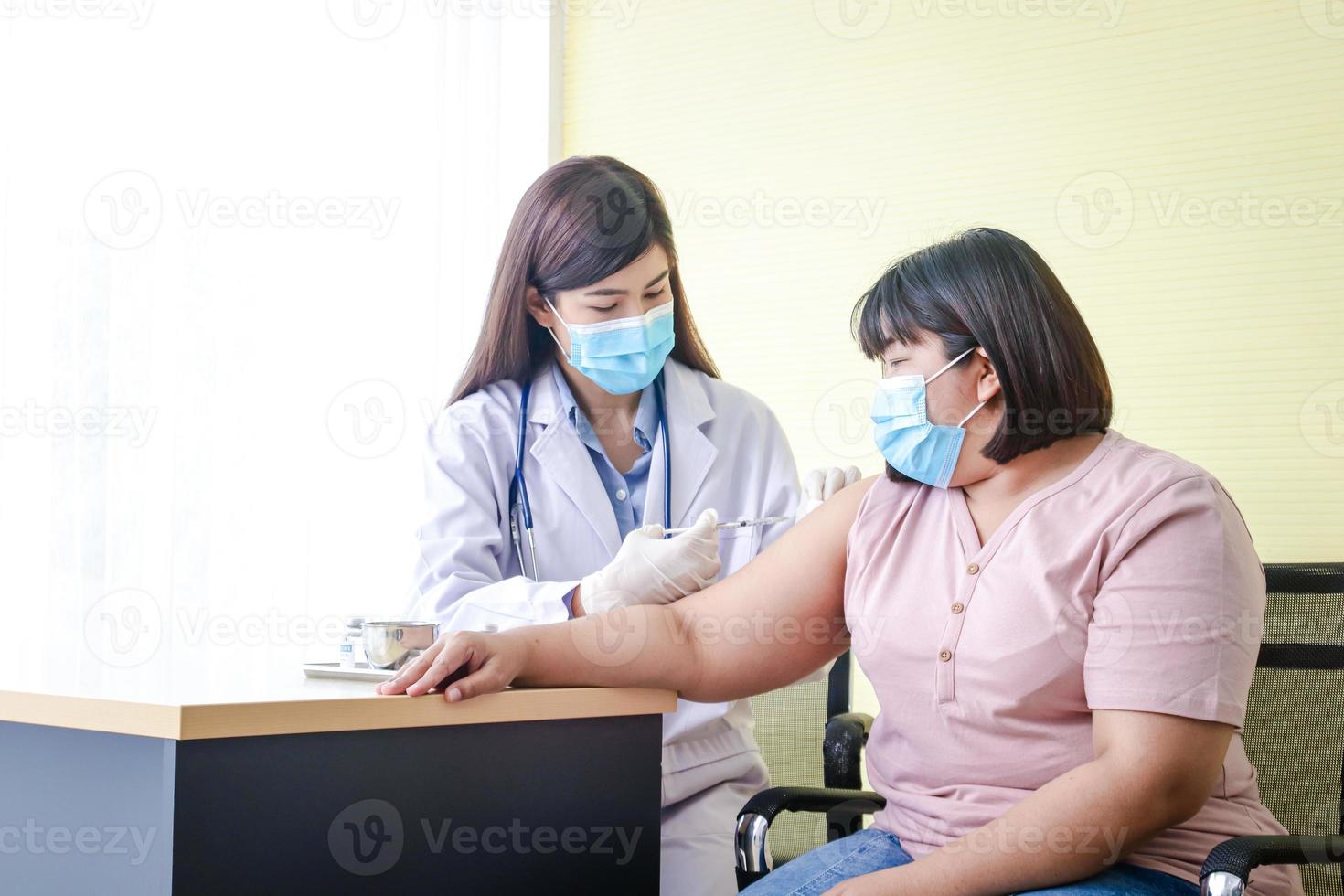 schön asiatisch Ärzte geimpft das Coronavirus foto