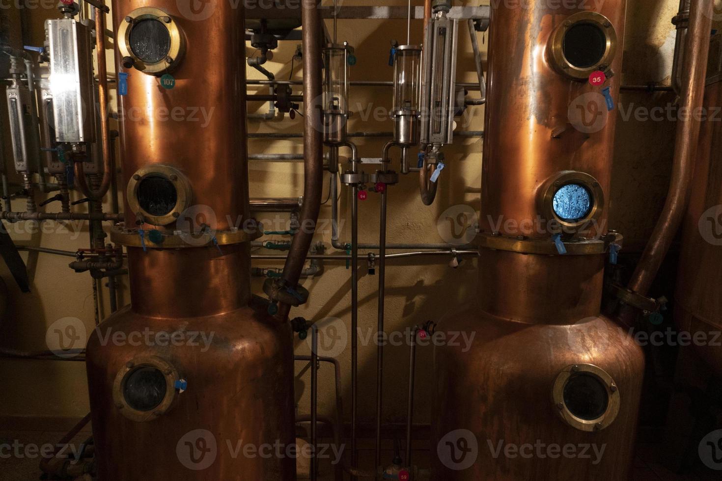 Kupfer alambisch Innerhalb Brennerei foto