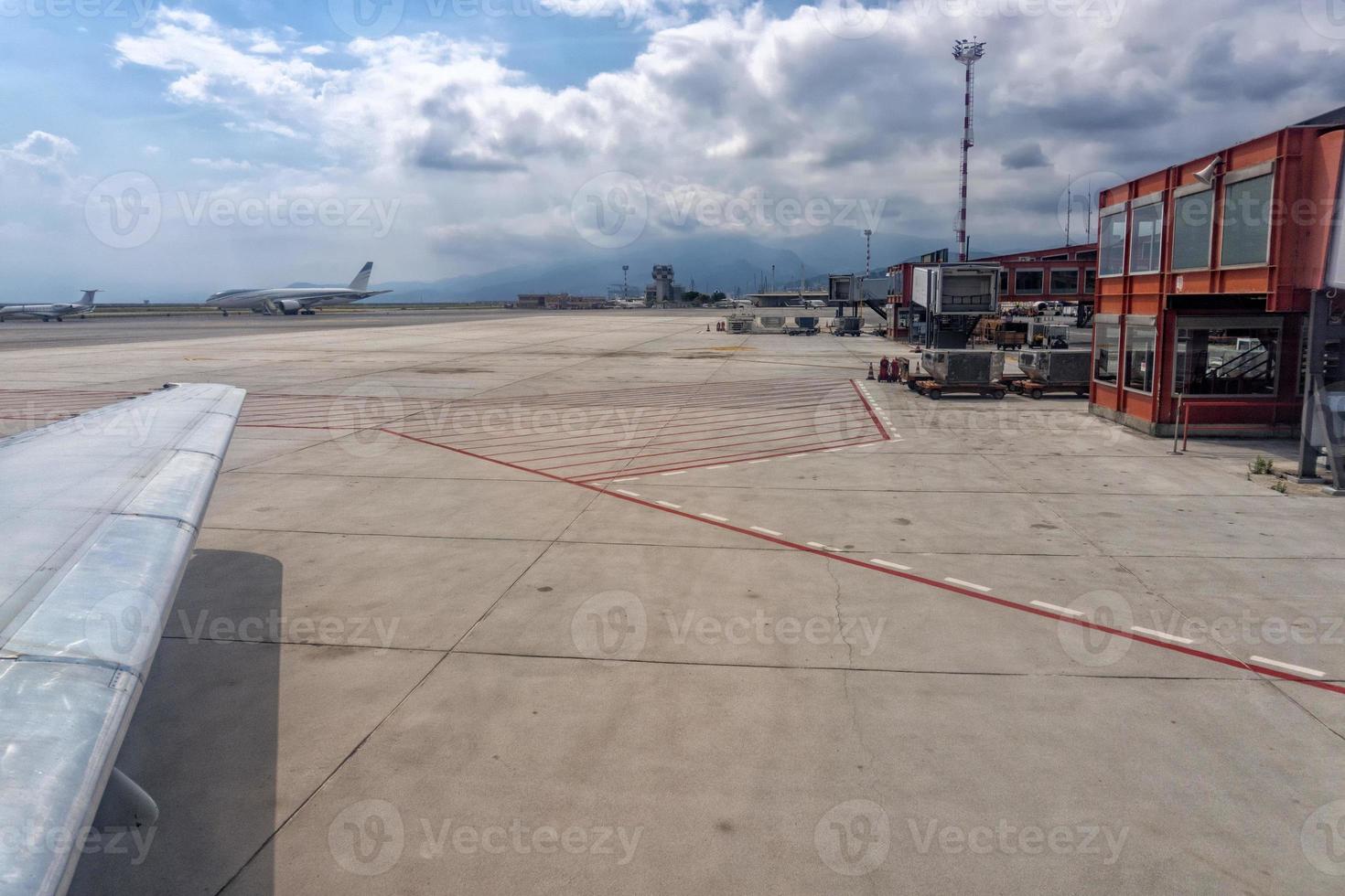 Genua Flughafen Operationen Vor nehmen aus foto