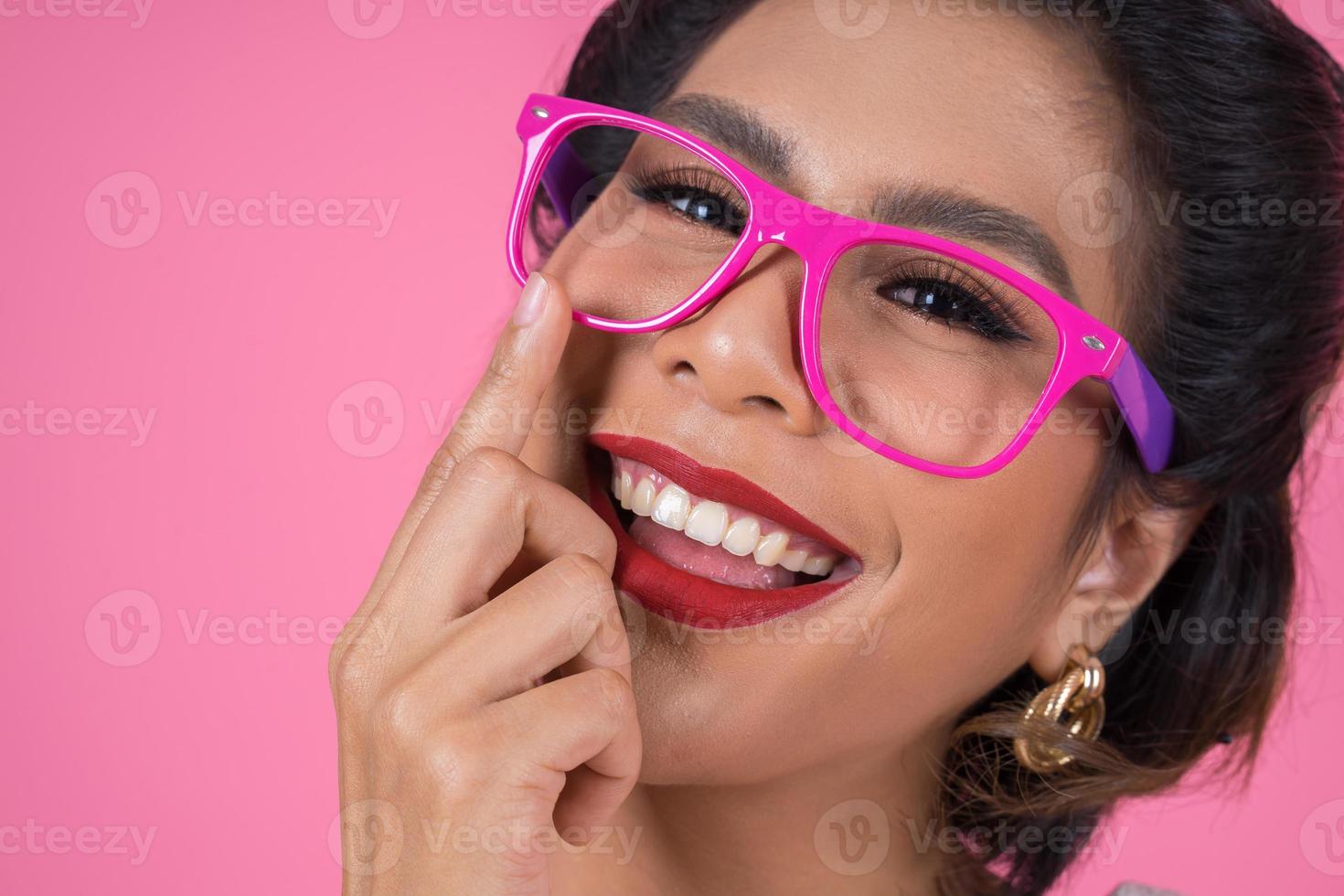 Porträt einer modischen Frau mit Sonnenbrille foto