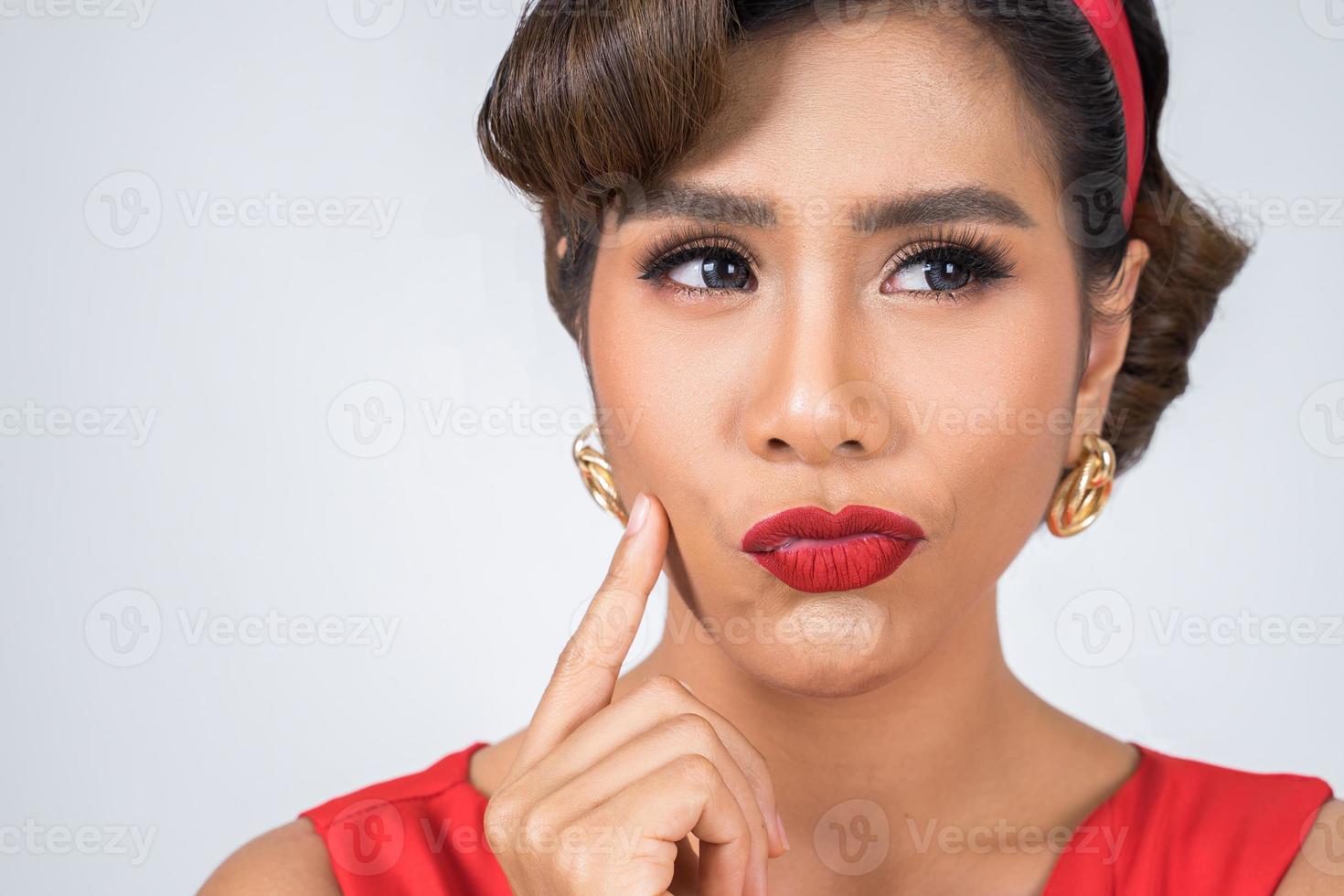 Nahaufnahme der modischen Frau mit den roten Lippen foto