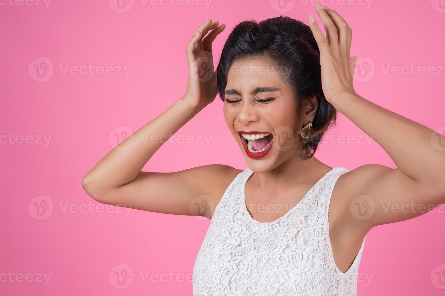 Emotion einer schönen Frau aus einer großen Überraschung foto