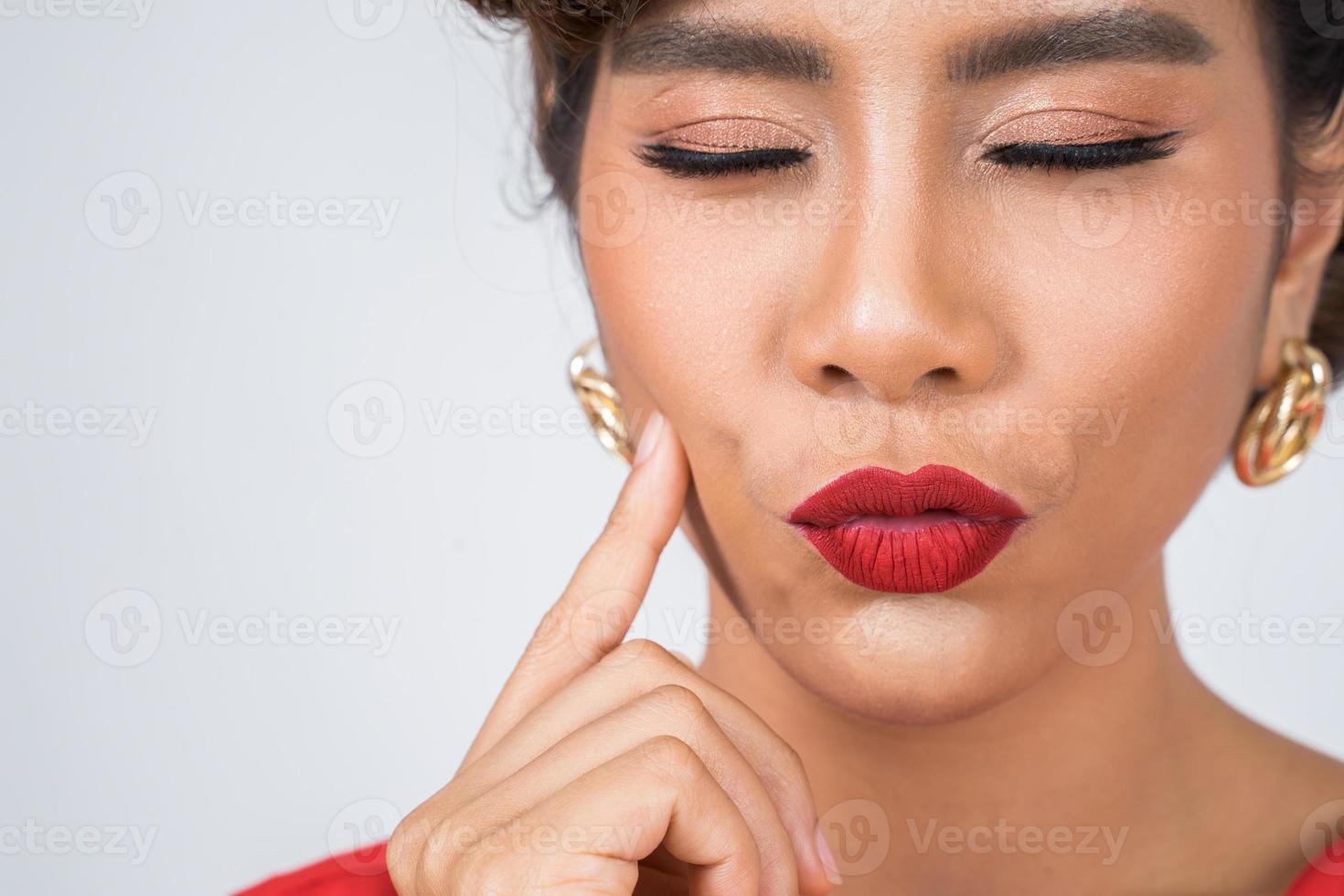 Nahaufnahme der modischen Frau mit den roten Lippen foto