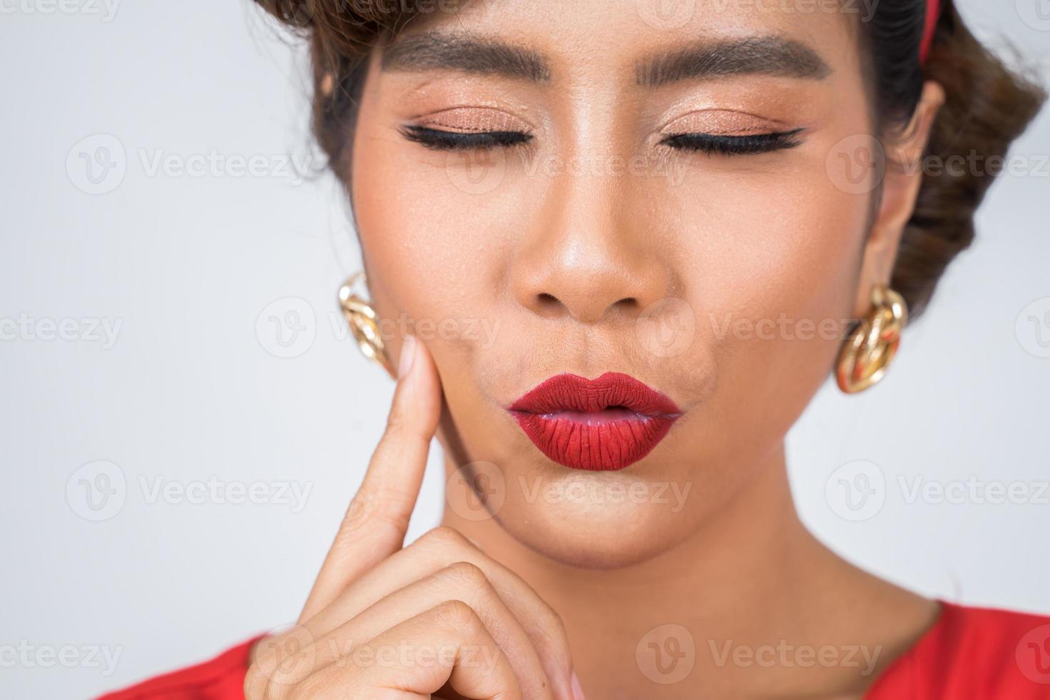 Nahaufnahme der modischen Frau mit den roten Lippen foto