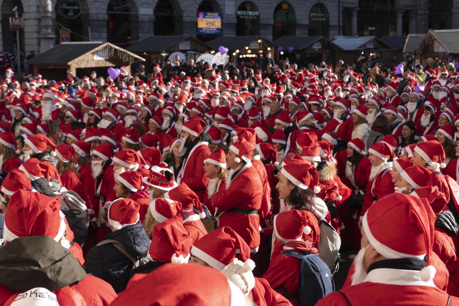 genua, italien - 22. dezember 2019 - traditioneller santa claus walk foto