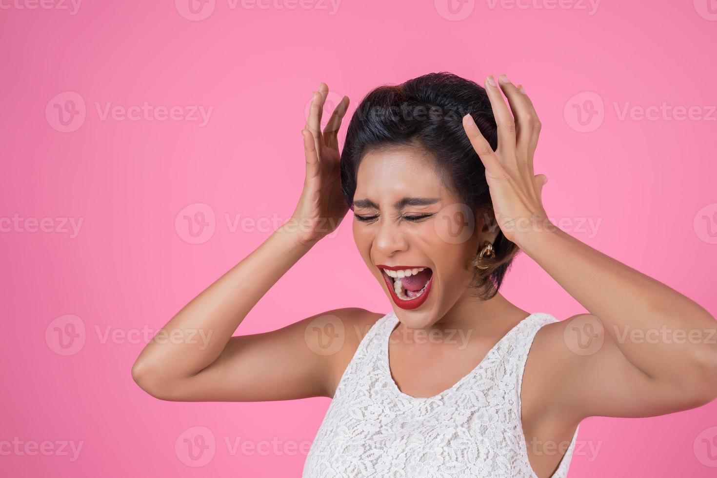 Emotion einer schönen Frau aus einer großen Überraschung foto